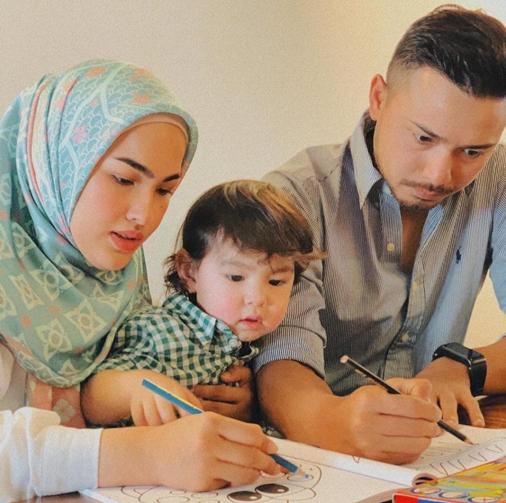 “Comel & Sangat Bijak,”- Ajar Anak Sebut Nama Haiwan Dalam Bahasa Inggeris, Netizen Puji Cara Elfira Loy Didik Anak