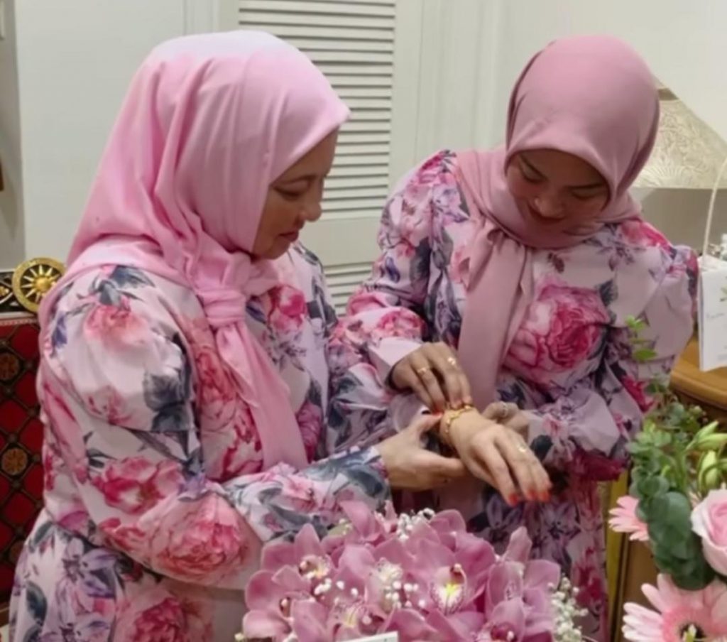 “First Time Hadiahkan Gelang Emas&#8230;,” &#8211; Buat Kejutan Istimewa Sempena Hari Jadi Ibu Mentua, Ramai Puji Cara Mawar Rashid