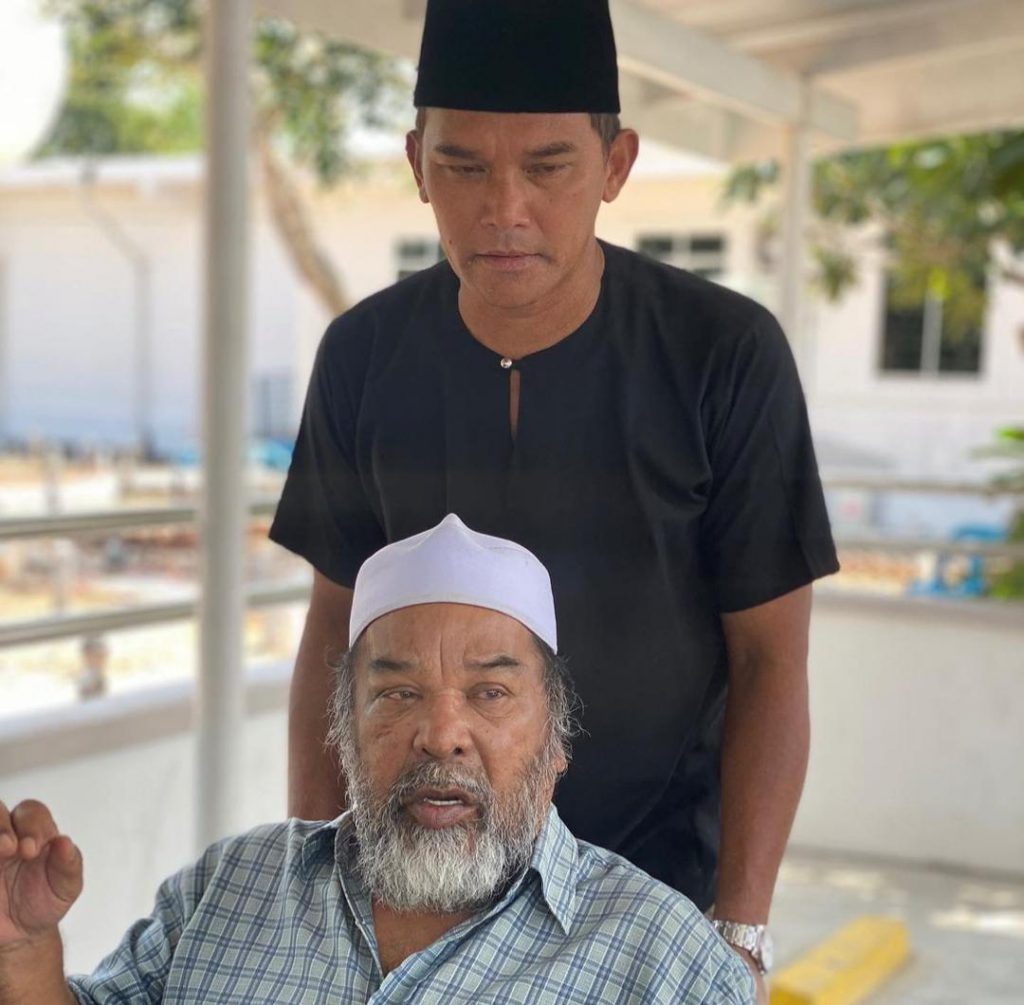“Pelakon Yang Sangat Aku Kagumi Dari Kecil,” – Kagumi Bakat & Disiplin Arwah, Azhan Rani Kenang Berlakon Bersama Allahyarham Abu Bakar Omar