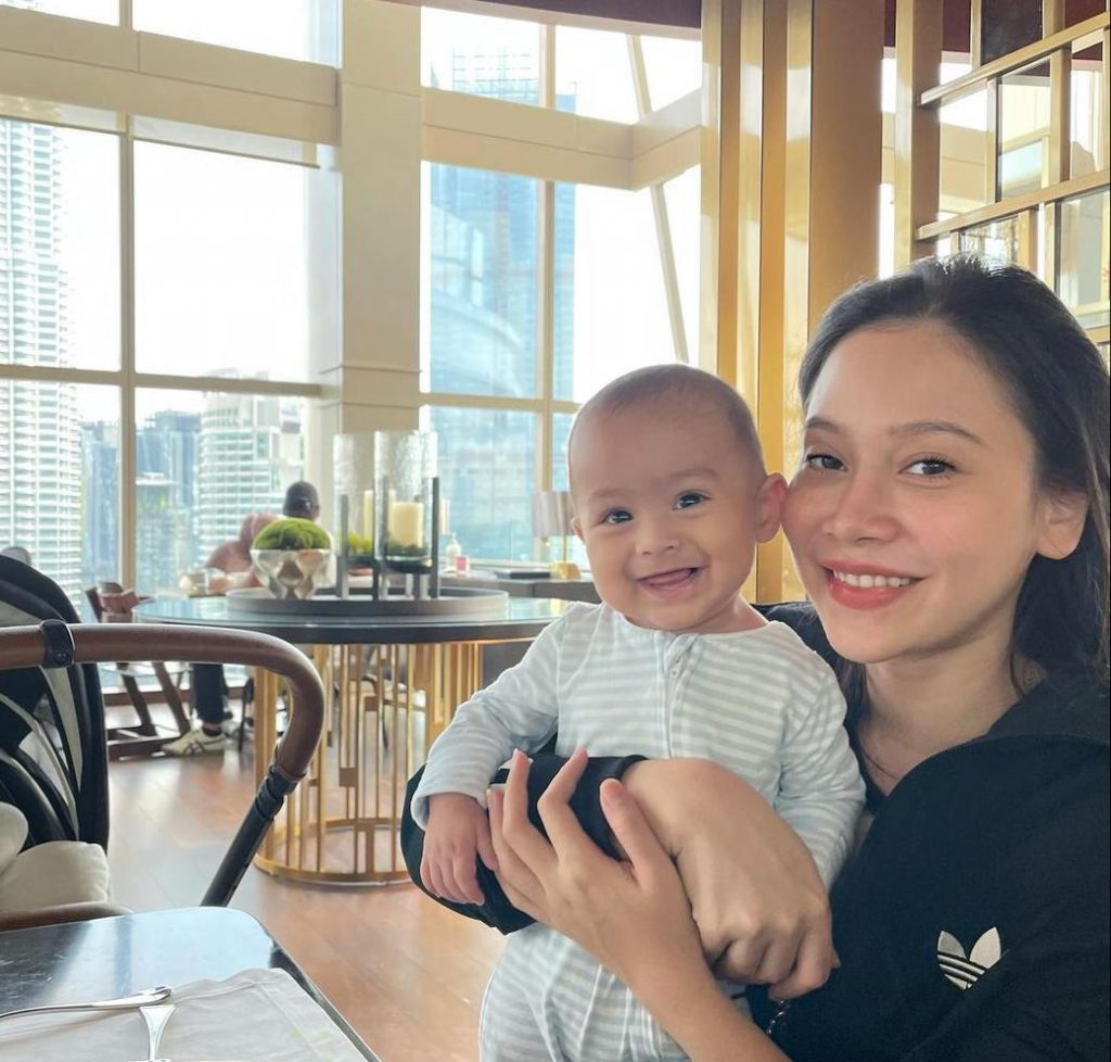 Netizen Kritik Cara Farah Nabilah Bagi Anak Makan, Tapi Ini Pula Kata Peminat  &#8211; “Dia Tahu Lah Apa Yang Sesuai Untuk Anak Dia”.