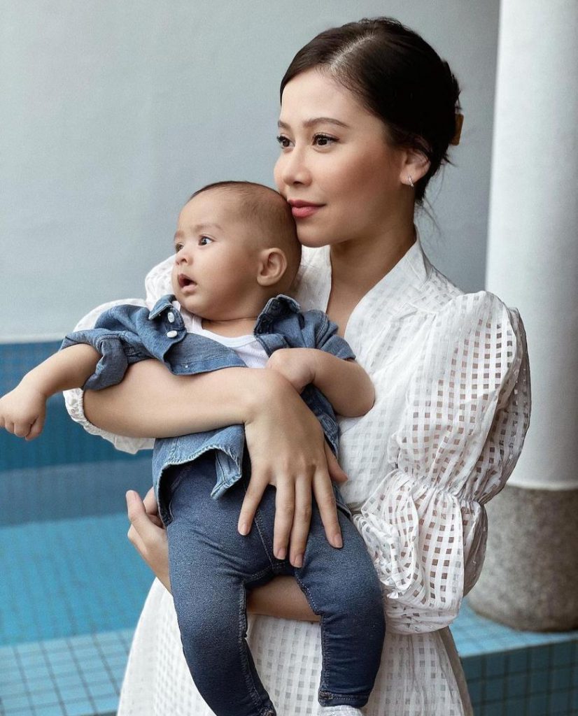 Netizen Kritik Cara Farah Nabilah Bagi Anak Makan, Tapi Ini Pula Kata Peminat  – “Dia Tahu Lah Apa Yang Sesuai Untuk Anak Dia”.