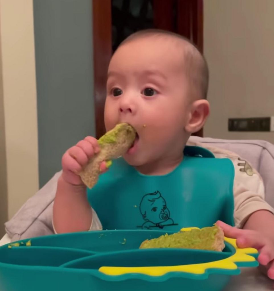 Netizen Kritik Cara Farah Nabilah Bagi Anak Makan, Tapi Ini Pula Kata Peminat  &#8211; “Dia Tahu Lah Apa Yang Sesuai Untuk Anak Dia”.