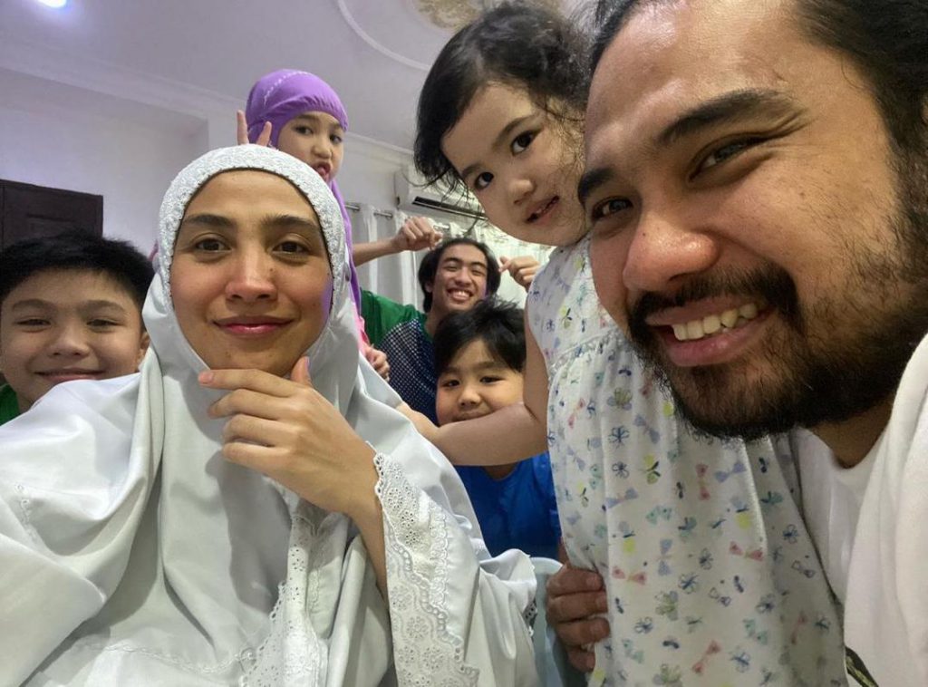 “Jangan Paksa Anak Untuk Puasa Tapi…,” – Bagi Semangat Pada Anak, Ini Cara Ozlynn Ajar Anak Puasa
