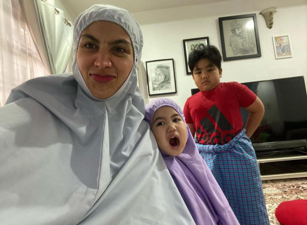 “Jangan Paksa Anak Untuk Puasa Tapi…,” – Bagi Semangat Pada Anak, Ini Cara Ozlynn Ajar Anak Puasa